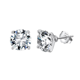 Pendientes Martini Studs de Anabellé Jewerly con moissanita redonda en plata de ley 925 y engaste de cuatro uñas.