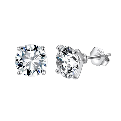 Pendientes Martini Studs de Anabellé Jewerly con moissanita redonda en plata de ley 925 y engaste de cuatro uñas.